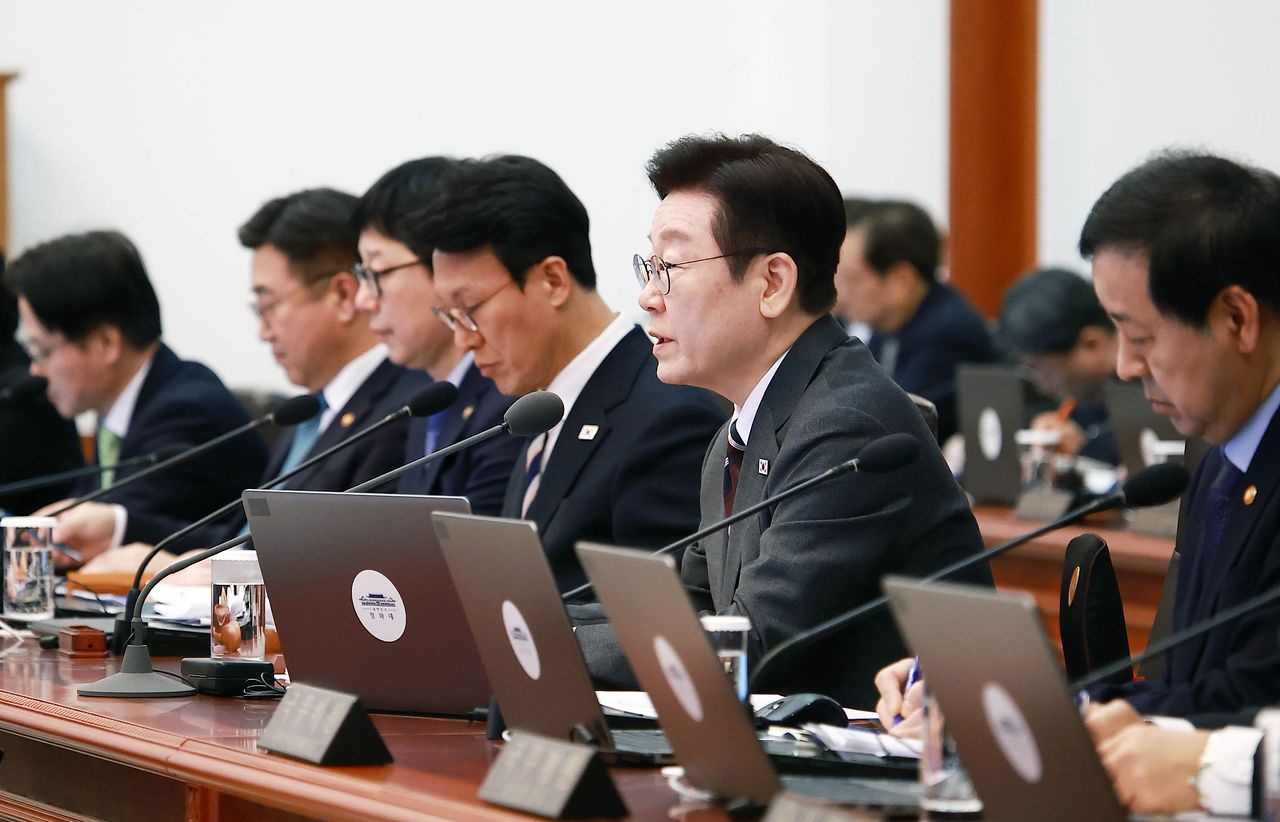 이재명 대통령이 3일 열린 국무회의에서 발언하고 있다. 이 대통령은 이날 오전 X(옛 트위터)에 “이번에도 실패할 것으로 기대하고 선동하시는 분들께 알려드린다”며 “상식적이고 번영하는 나라를 위해 망국적 부동산 투기는 ‘무슨 수를 써서라도’ 반드시 잡는다”는 글을 올렸다. [청와대사진기자단]