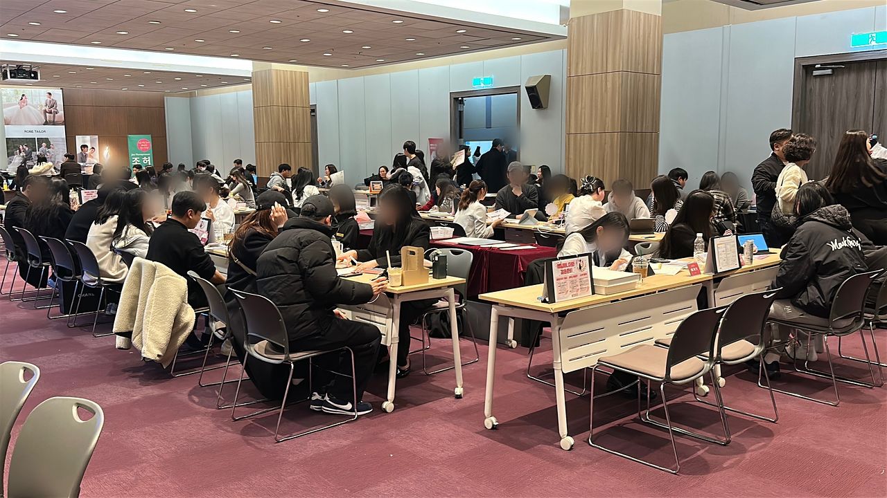 지난달 18일 오후 3시 서울 강남구 코엑스에서 열린 한 결혼박람회가 예비 부부로 붐비고 있다. 한찬우 기자