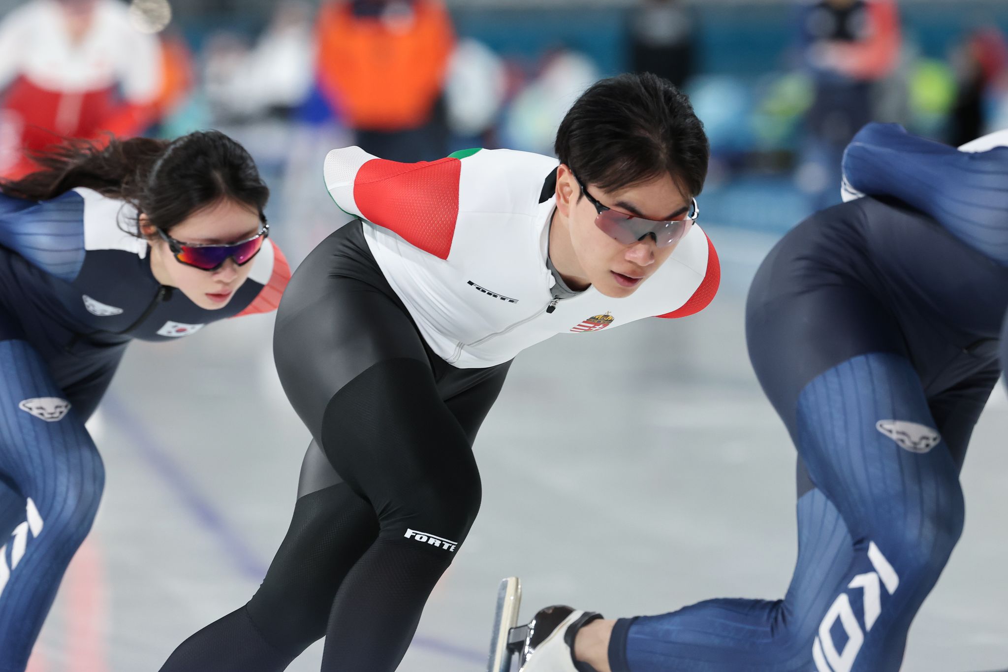 밀라노 코르티나담페초 동계올림픽을 사흘 앞둔 3일 이탈리아 밀라노 스피드스케이팅 스타디움에서 헝가리로 귀화한 김민석이 우리나라 대표팀 선수들과 함께 훈련하고 있다. 연합뉴스