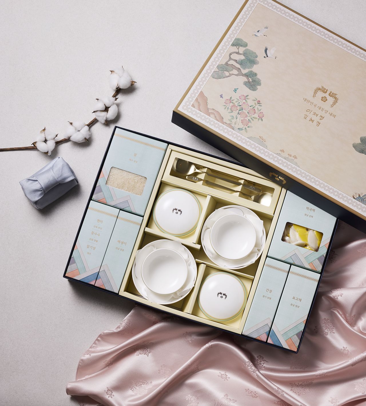 청와대가 2026년 설 명절을 맞아 국민통합과 일상의 회복을 기원하는 대통령 설 선물을 공개했다. 선물은 그릇·수저 세트와 지역 특색을 살린 집밥 재료로 구성됐다. 사진 청와대