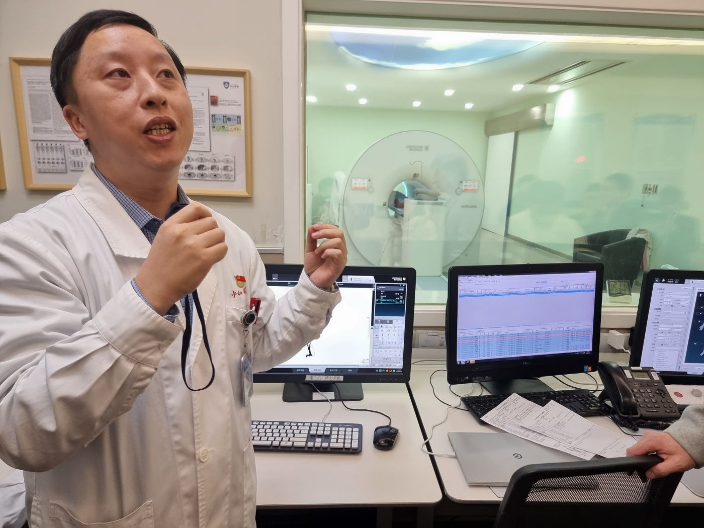 중국 상하이 복단대 중산병원 핵의학과 후펭쳉 교수가 중국 유나이티드이미징(UI)의 PET 장비 개발 과정과 장점 등을 설명하고 있다. 상하이=신성식 기자