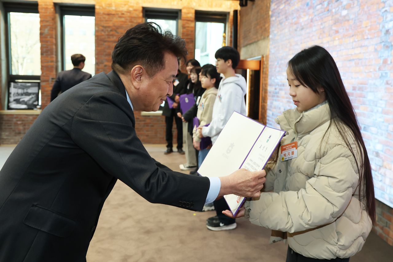 지난 3일 충북도청에서 열린 초등학생 영상자서전 성과보고회에서 김영환 충북지사(왼쪽)가 박지율양에게 상장을 주고 있다. 사진 충북도