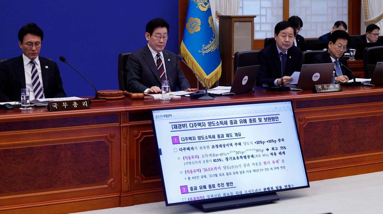 이재명 대통령이 지난 3일 국무회의에서 다주택자 양도세 중과 유예 종료와 관련해 구윤철 경제부총리 발언을 듣고 있다. 청와대사진기자단 