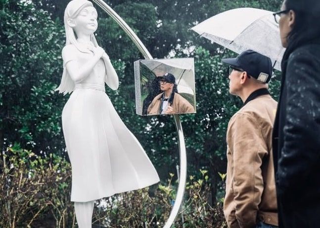 고(故) 서희원(쉬시위안) 동상을 바라보는 구준엽. 인스타그램 캡처