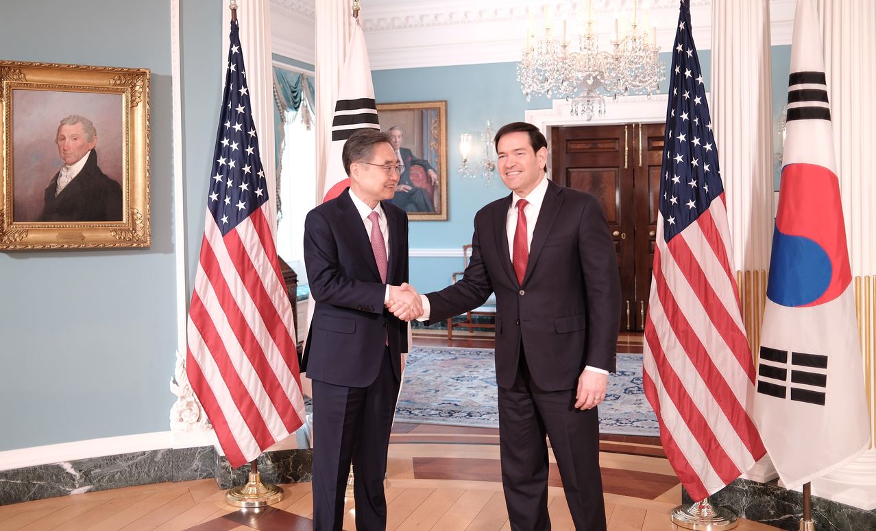 조현 외교부 장관이 3일(현지시간) 미국 워싱턴DC의 국무부 청사에서 마코 루비오 미 국무장관과 회담에 앞서 악수하고 있다. 연합뉴스