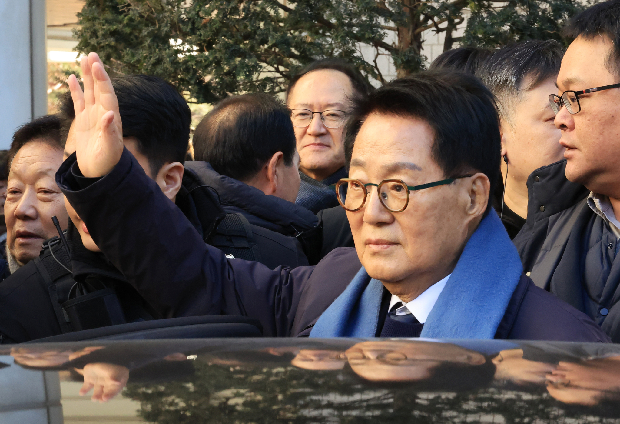 서해에서 발생한 공무원 피격 사건을 은폐하려 한 혐의로 재판에 넘겨진 박지원 전 국가정보원장이 지난해 12월 26일 서울 서초구 중앙지법에서 무죄를 선고받고 법원을 나서고 있다. 뉴스1