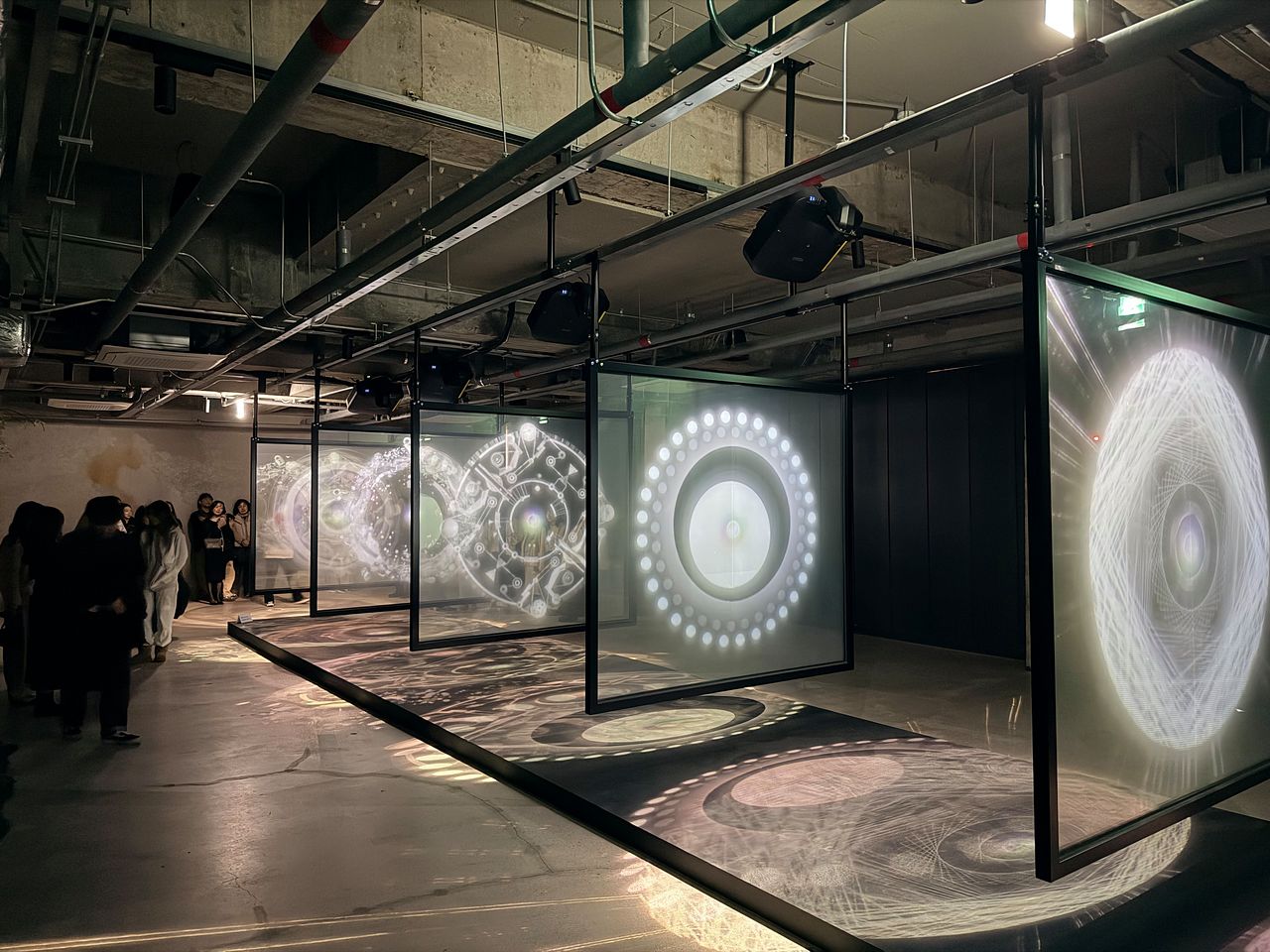 에릭 오 감독이 지난 1일 제주시 애월읍 복합문화공간 하우스오브레퓨즈에서 ‘감독과의 만남’ 프로그램을 진행했다. 작품은 오르빗. 최충일 기자