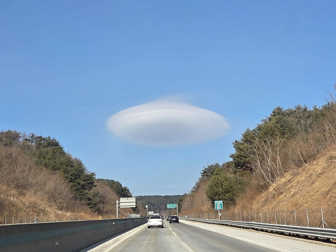 지난 주말 강원도에서 목격된 렌즈구름. 연합뉴스