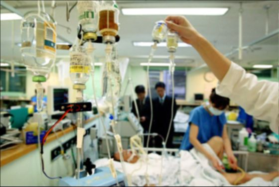 한 대학병원 중환자실에서 약물과 기계에 의지해 생명을 이어가는 말기 환자. 인공호흡기와 소변줄을 달고 있다. 주변에는 단백질영양제·안정제·전해질 용액·기본수액 등이 담긴 약병이 주렁주렁 매달려 있다. 중앙포토