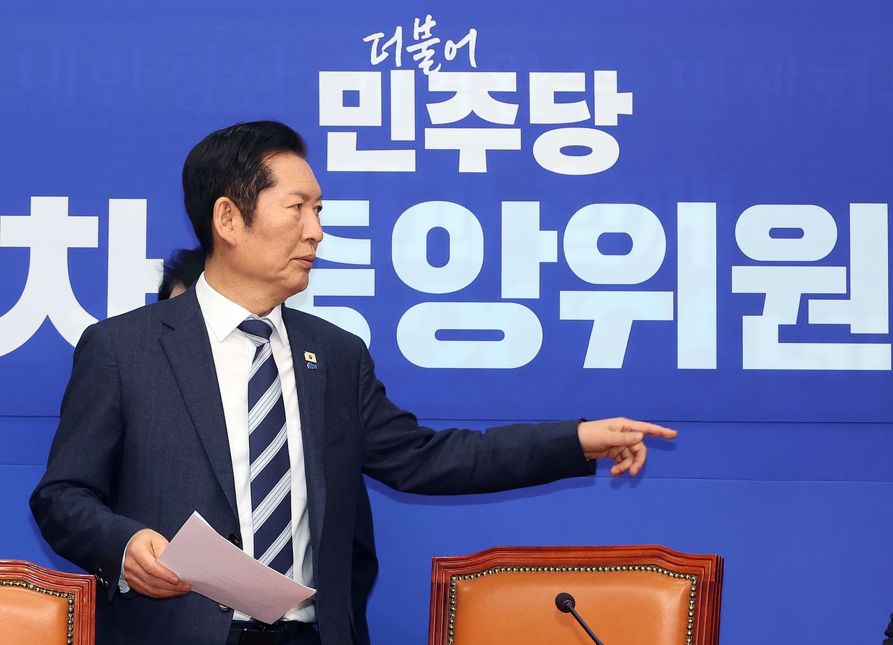 정청래 더불어민주당 대표의 핵심 공약인 ‘대의원·권리당원 1인 1표제’가 3일 오후 당 중앙위원회를 통과했다. 정 대표가 통과 직후 국회에서 열린 기자간담회에 입장하고 있다. [연합뉴스]