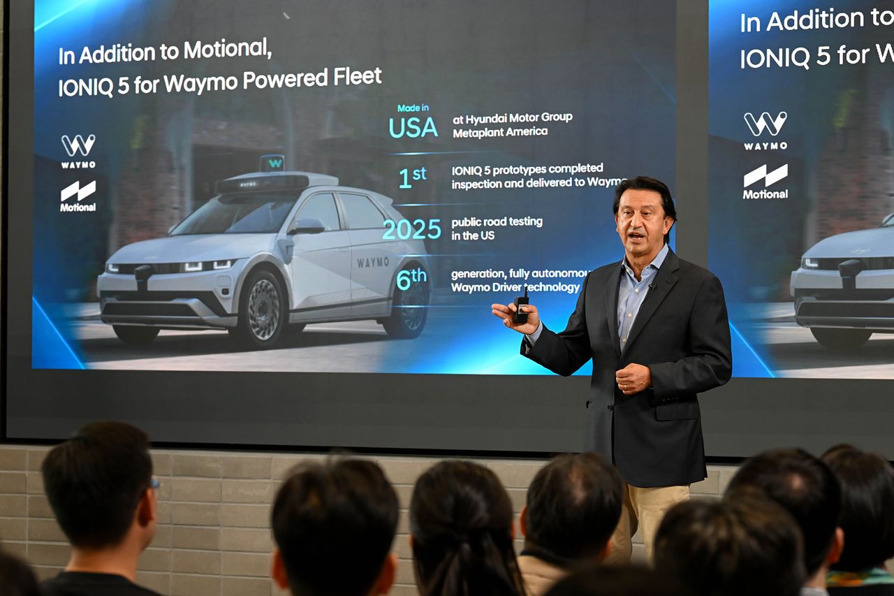 국내 직원 대상으로 ‘리더스 토크’를 하고 있는 호세 무뇨스 현대차 사장. 임직원이 다국적인 현대차는 영어 소통이 일반적이다. [사진 현대차]