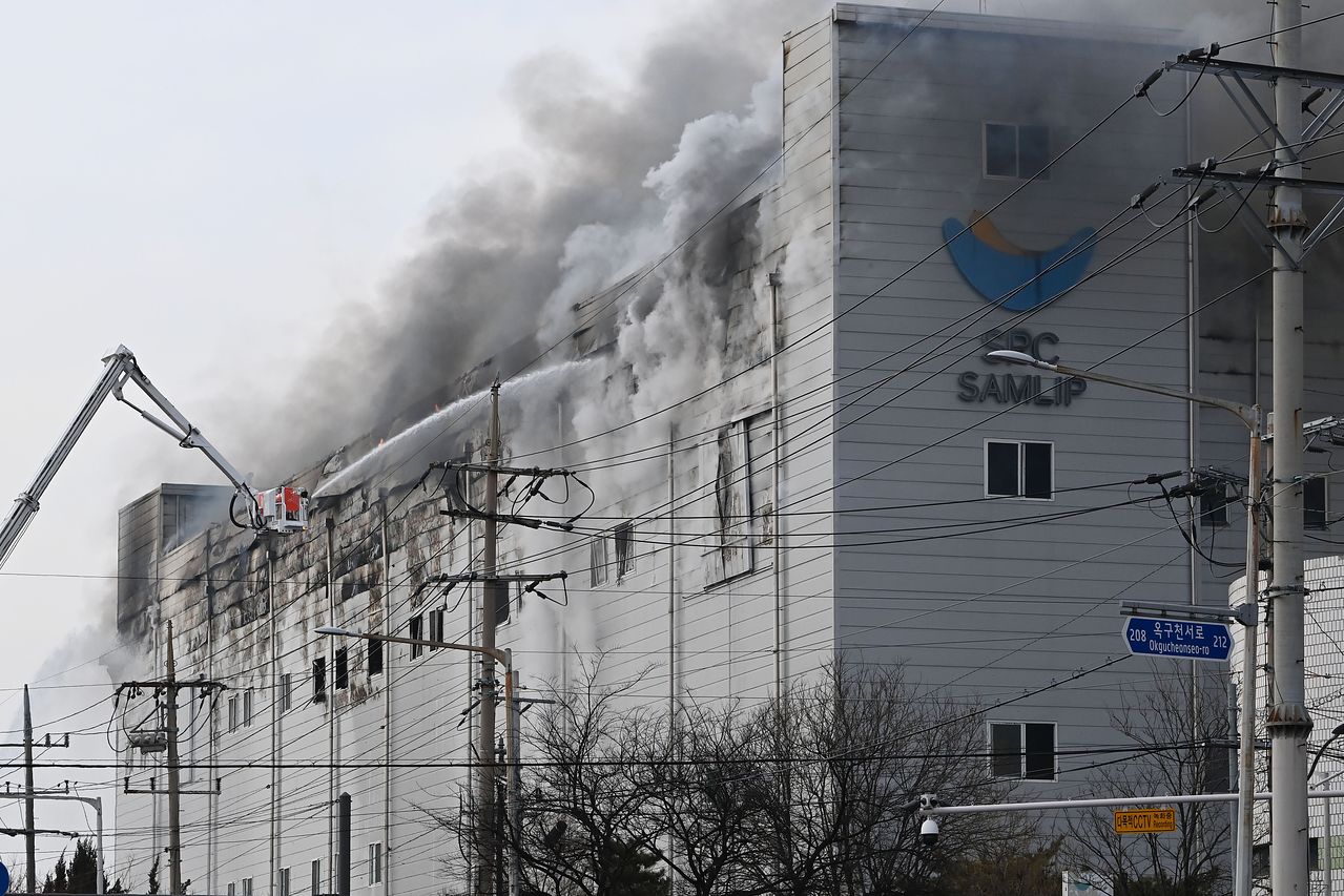 3일 경기 시흥시 정왕동 SPC 삼립 시화공장에서 화재가 발생해 소방대원들이 진압하고 있다. 뉴시스