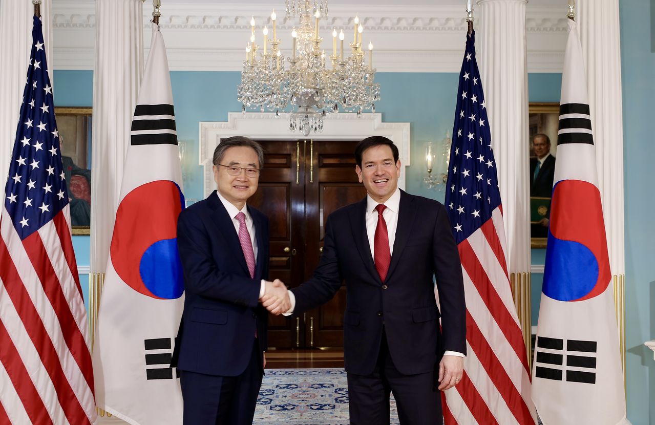 조현 외교부 장관이 3일(현지시간) 미국 워싱턴DC 국무부 청사에서 마코 루비오 미 국무장관과 만나 한미 외교장관 회담을 갖기에 앞서 악수하고 있다. 뉴스1 