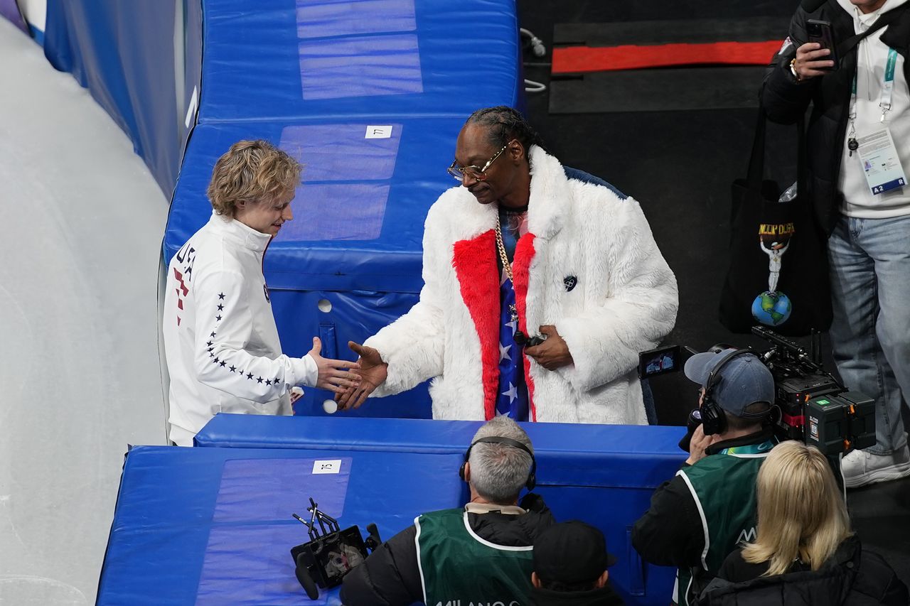 미국 피겨 남자 싱글 선수 일리야 말리닌이 2026 밀라노.코르티나담페초 동계올림픽 개막을 앞두고 4일(한국시간) 이탈리아 밀라노 아이스 스케이팅 아레나에서 래퍼 스눕독과 인사를 나누고 있다. [AP=연합뉴스]