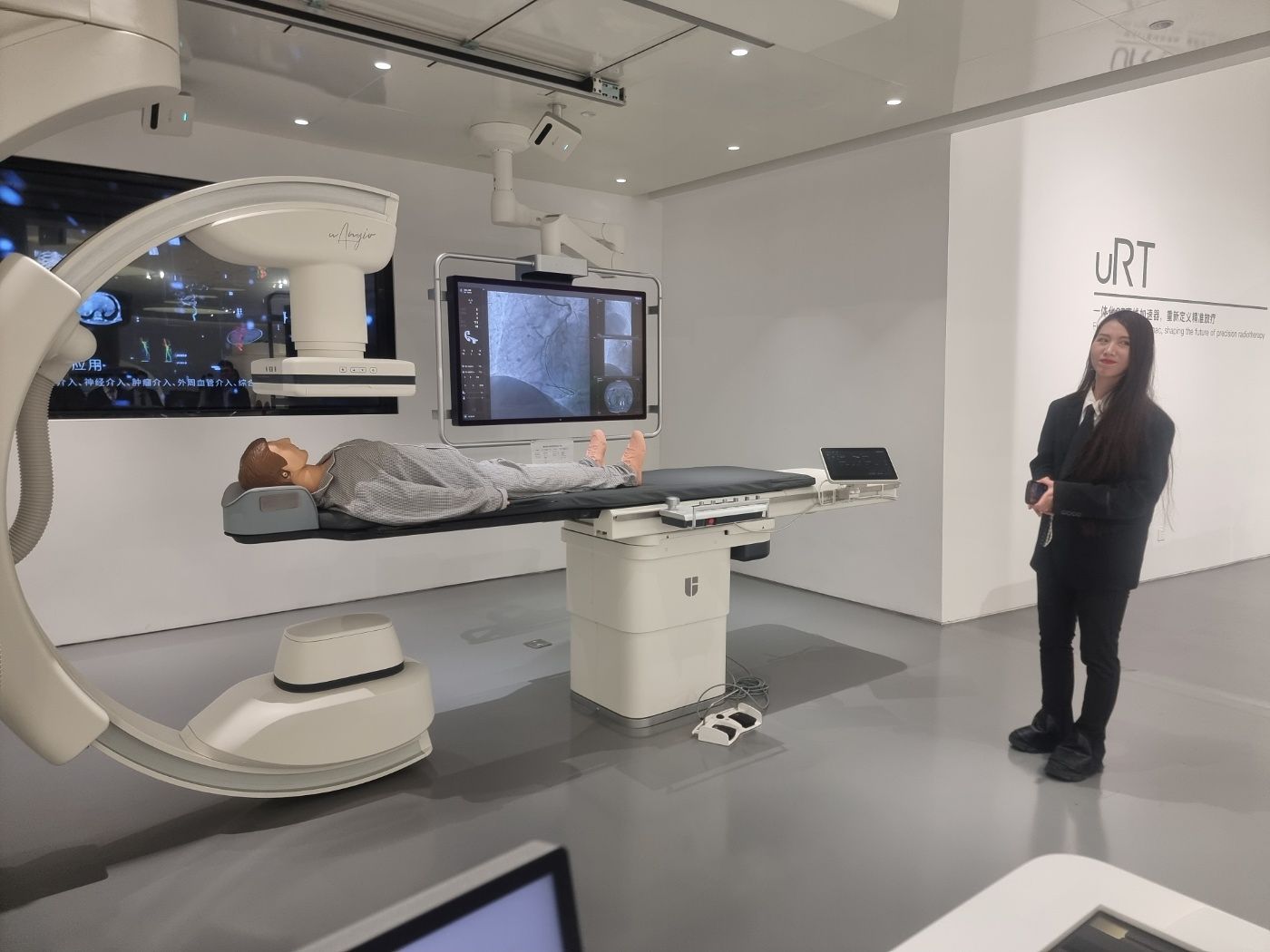 중국 상하이의 의료용 영상장비 기업인 유나이티드이미징(UI)의 전시장에서 직원이 최신 CT 장비를 소개하고 있다. 상하이=신성식 기자