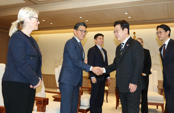 지난해 12월 3일 이재명 대통령이 서울 용산 대통령실청사에서 커스티 코번트리 국제올림픽위원회(IOC) 위원장을 접견했다. 이 자리에 참석한 김재열 IOC위원이 이 대통령과 악수하고 있다. 사진 대통령실사진기자단