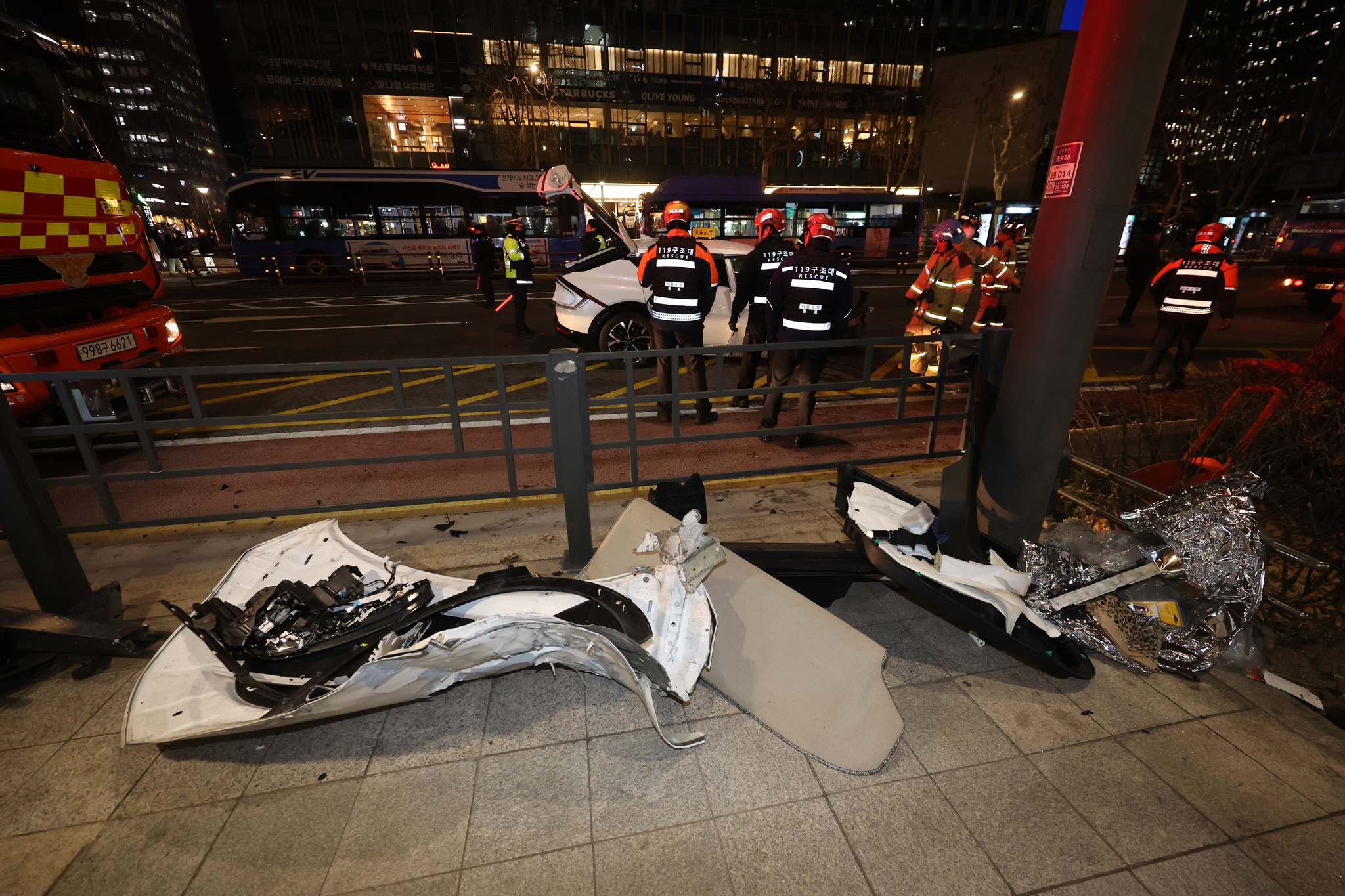 지난달 2일 서울 종각역 앞 도로에서 택시와 승용차가 추돌한 현장에 파편이 어지럽게 놓여있다. 10여명의 사상자를 낸 사고 후, 택시 기사에 대한 약물 검사에서 양성 반응이 나왔다. 연합뉴스