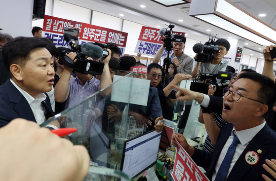 전주·완주 통합을 추진 중인 김관영 전북지사가 지난해 7월 21일 완주군 삼례읍 행정복지센터에서 전입 신고를 하자 통합에 반대하는 유의식 완주군의장(오른쪽)이 항의하고 있다. 김 지사는 완주군의회 등의 반발로 통합 논의가 원천 봉쇄되자 "주민을 직접 만나 설득하겠다"며 삼례에 월세 아파트를 구해 이사했다가 지난해 12월 전주로 복귀했다. 연합뉴스