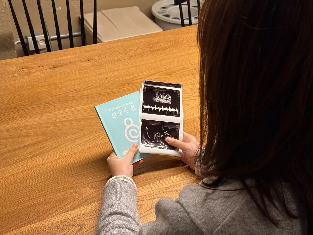 지난달 22일 중앙일보와 인터뷰한 임신부 한모(30)씨가 산모수첩과 초음파 사진을 들어 보이고 있다. 한찬우 기자