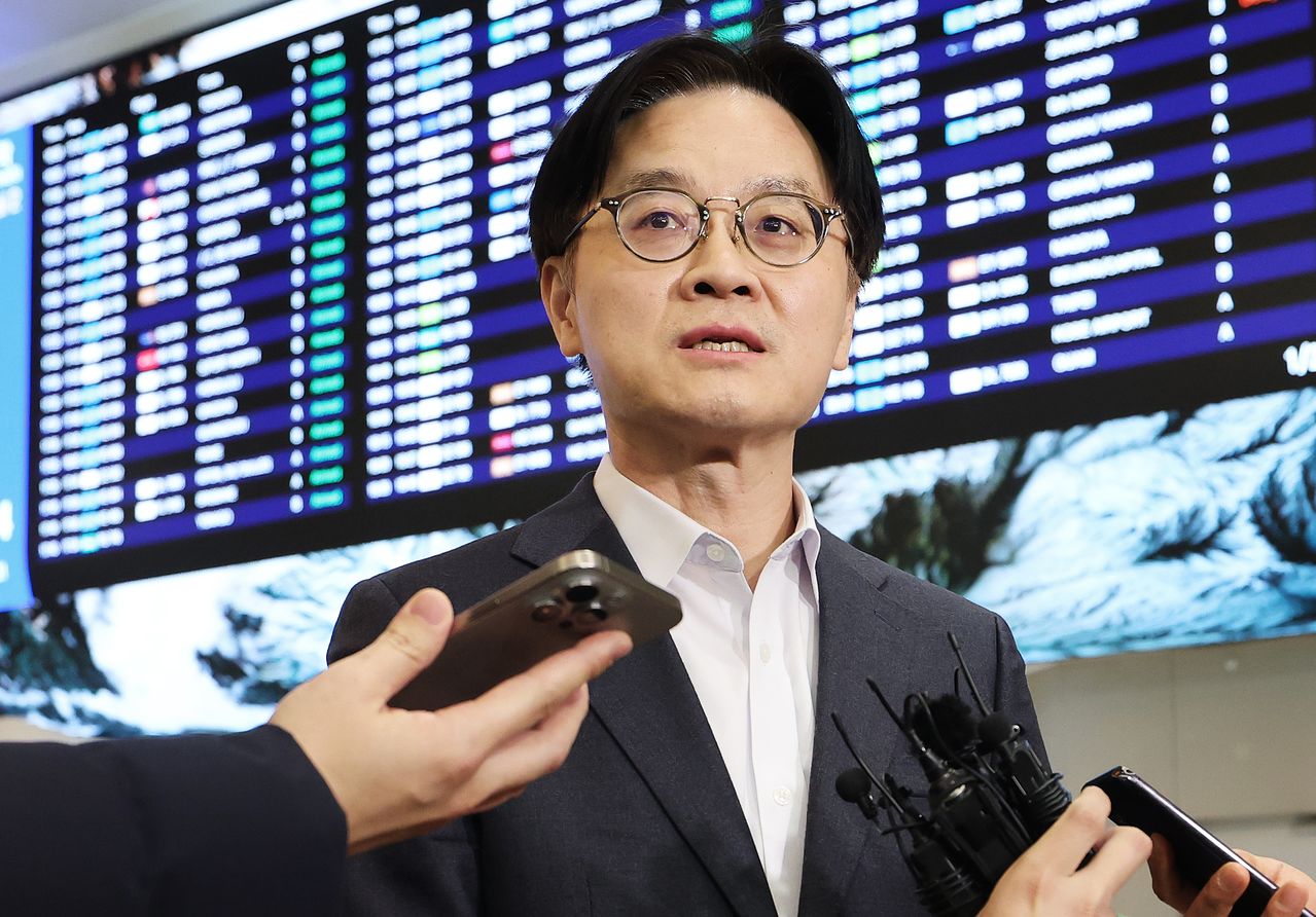 (상호관세 인상 방침과 관련한 한미간 통상 현안을 논의하고 돌아온 김정관 산업통상부 장관이 지난달 31일 오후 인천국제공항을 통해 귀국해 취재진의 질문에 답하고 있다. 뉴스1