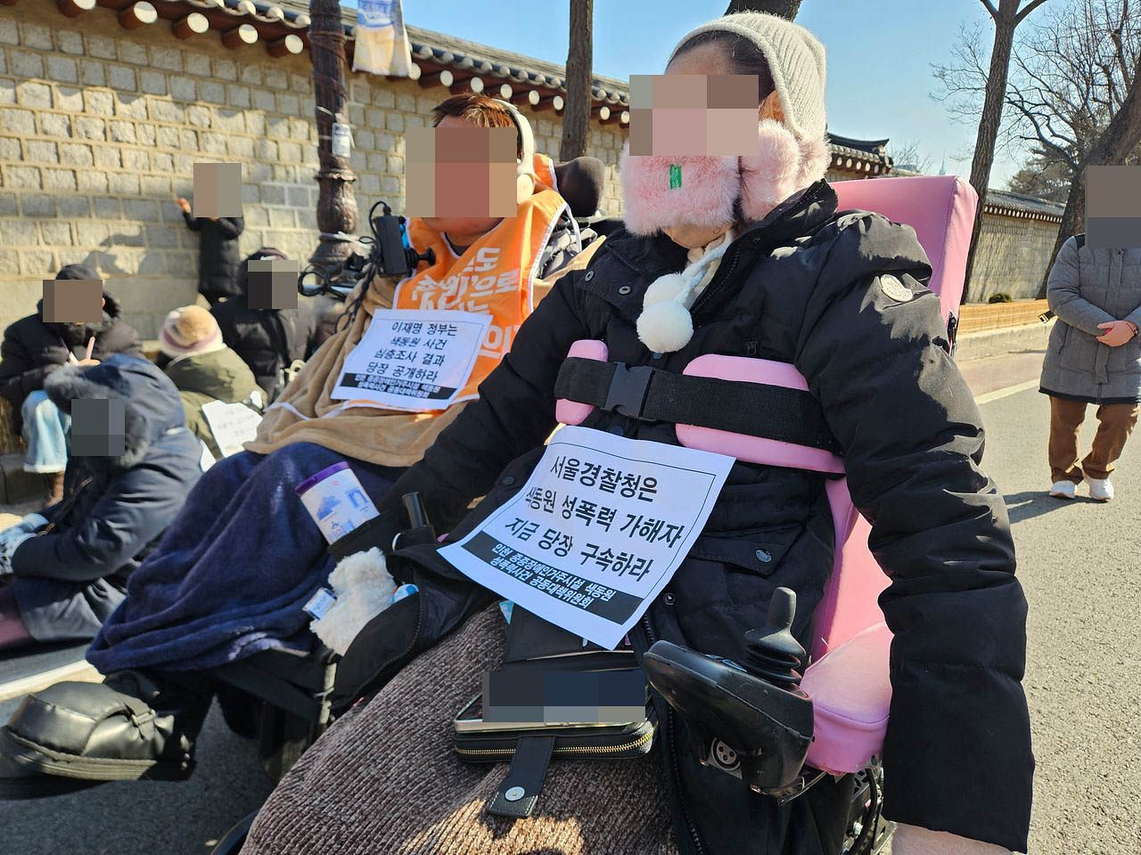 서울 종로구 청와대 앞에서 피의자 구속을 촉구하는 장애인. 변민철 기자