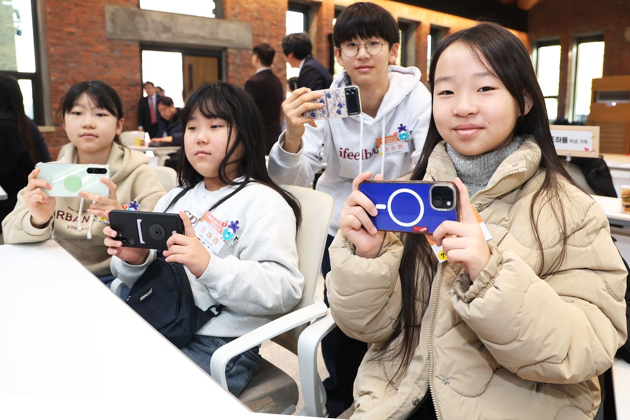 지난 3일 충북도청에서 열린 초등학교 영상자서전 성과보고회에서 학생들이 휴대전화 카메라를 들고 있다. 오른쪽부터 시계방향으로 박지율·조하라 ·조하율양, 이수현군. 사진 충북도