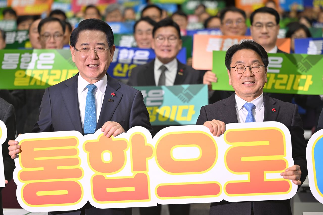 강기정(오른쪽) 광주시장과 김영록 전남도지사가 지난달 16일 오후 광주 서구 김대중컨벤션센터에서 열린 행정통합 추진 범시도민협의회 발대식에 참여해 기념사진을 촬영하고 있다. 뉴시스