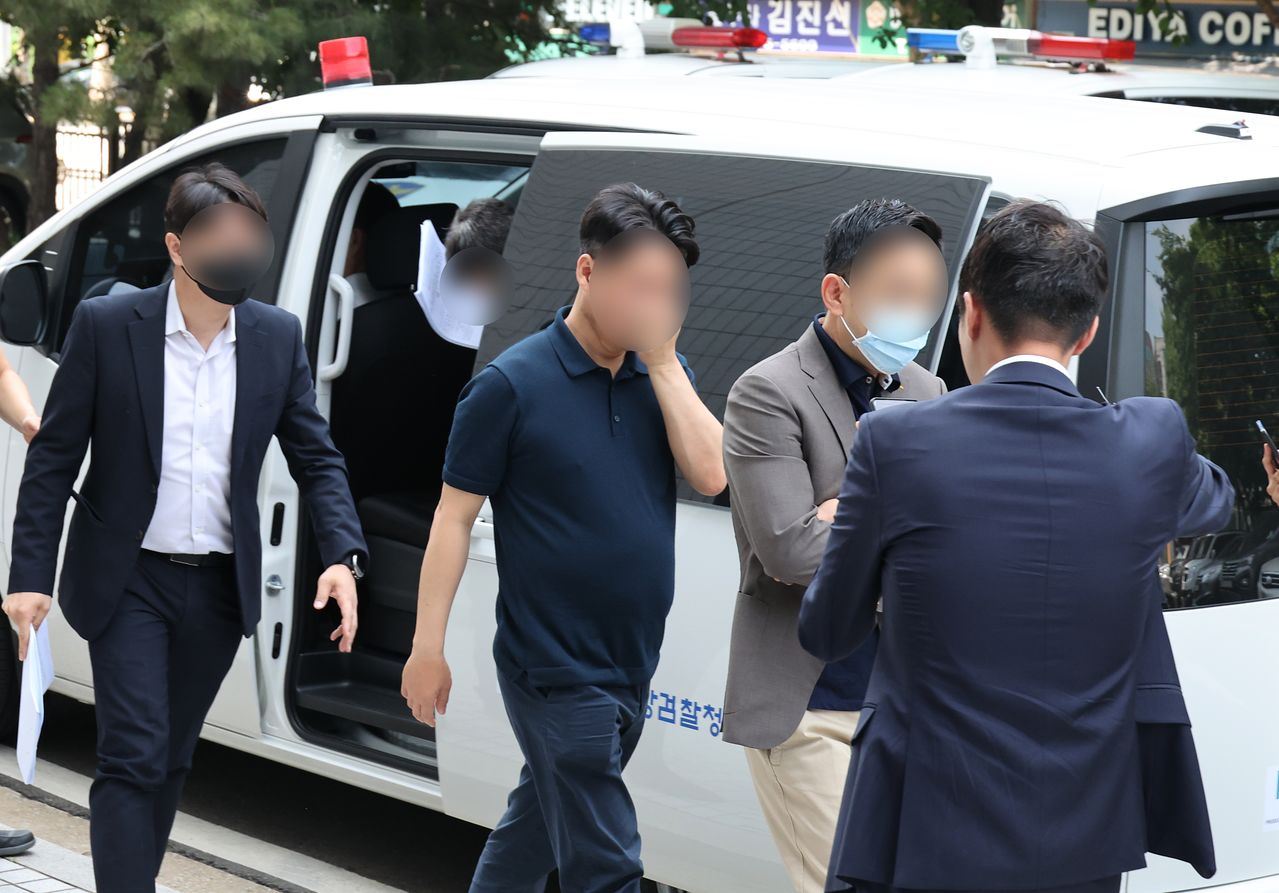 전기차업체 에디슨모터스 관계사의 주가 조작에 관여한 이모씨 등 4명이 구속전피의자심문을 받기 위해 지난 2023년 6월 서울남부지방법원으로 들어서는 모습. 연합뉴스