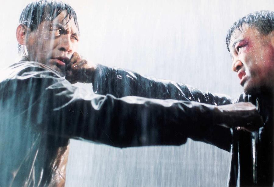 영화 ‘인정사정 볼 것 없다’의 빗속 격투신. [사진 시네마서비스] 