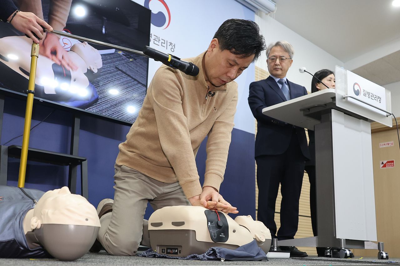 질병관리청과 대한심폐소생협회는 지난달 29일 충북 오송 질병관리청에서 '2025 개정 한국 심폐소생술 가이드라인'을 발표했다. 연합뉴스