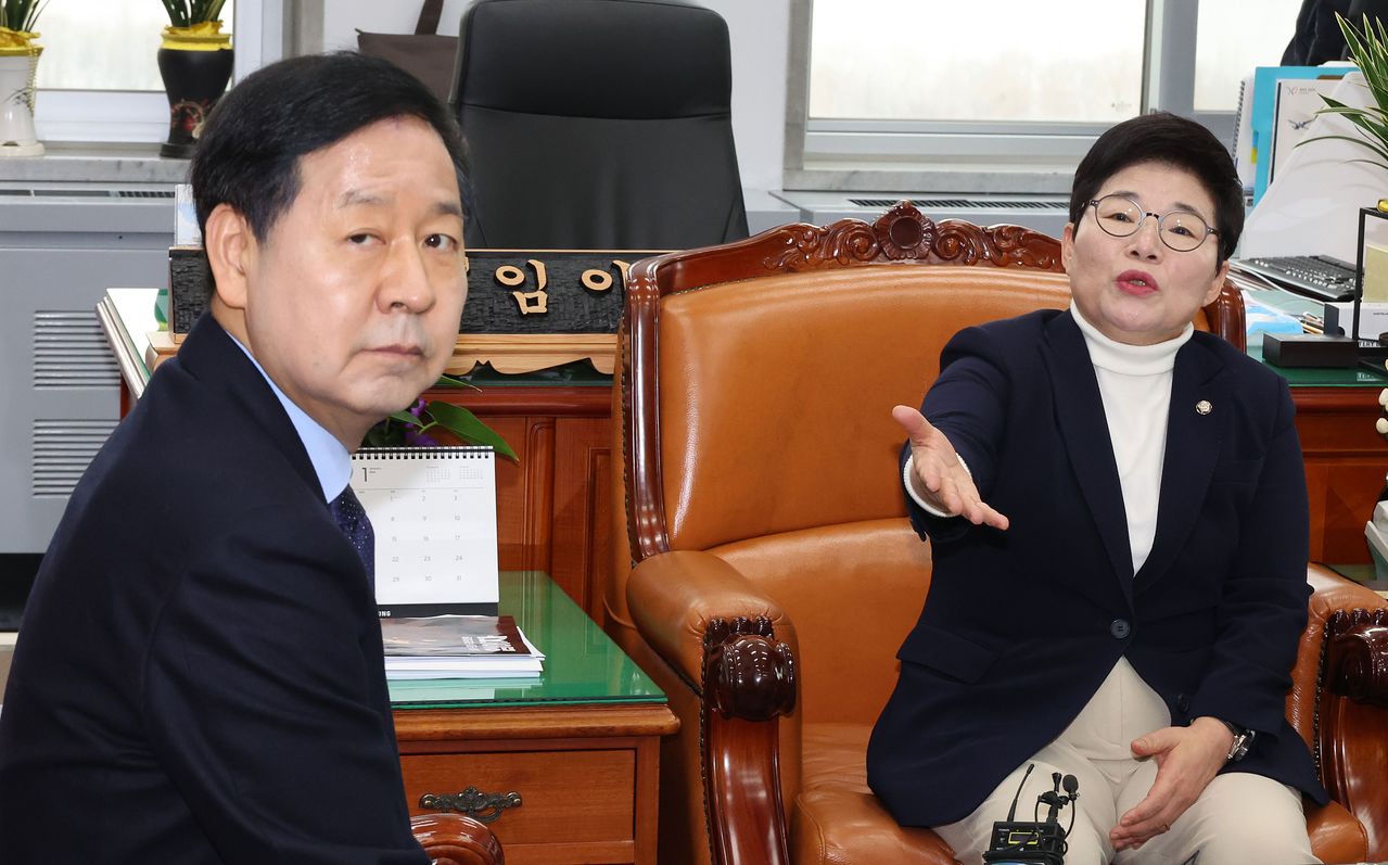 구윤철 경제부총리 겸 재정경제부 장관(왼쪽)이 4일 서울 여의도 국회 재정경제기획위원회를 찾아 임이자 위원장을 접견하고 있다. 김성룡 기자