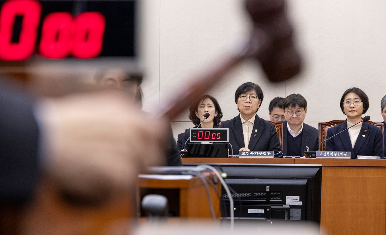 정은경 보건복지부 장관(왼쪽)과 이스란 차관이 7일 국회에서 열린 보건복지위 전체 회의에 출석해 박주민 위원장의 아동수당법 개정안 상정을 지켜보고 있다.   이날 복지위에서는 아동수당 지급 연령을 점차 상향해 2030년엔 만 12세 이하까지로 확대하고, 비수도권과 인구 감소지역에는 매월 최대 2만원 더 주는 아동수당법 개정안이 여야 합의로 처리했다. 연합뉴스
