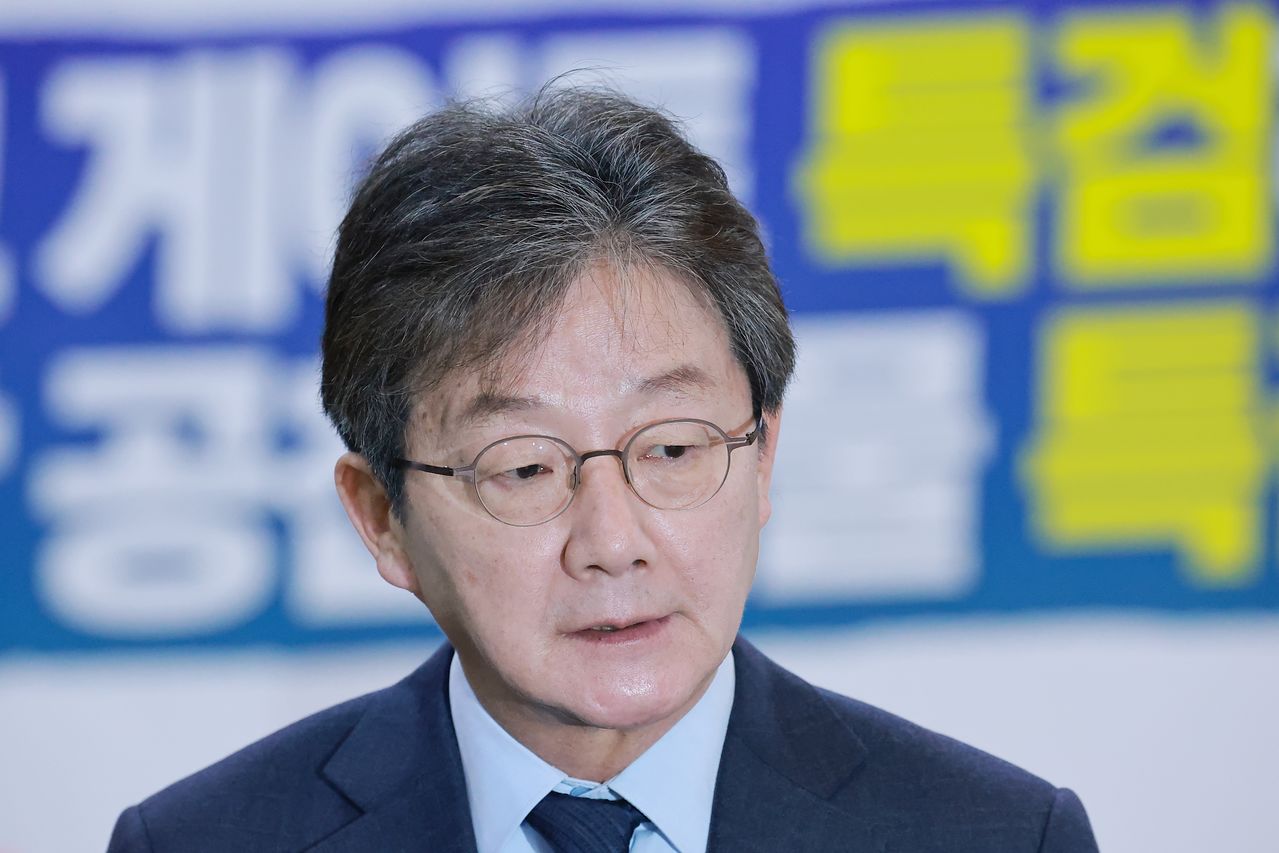 유승민 전 의원이 지난달 20일 국회 로텐더홀에서 단식 중인 국민의힘 장동혁 대표를 만난 뒤 취재진과 인터뷰하고 있다. 연합뉴스