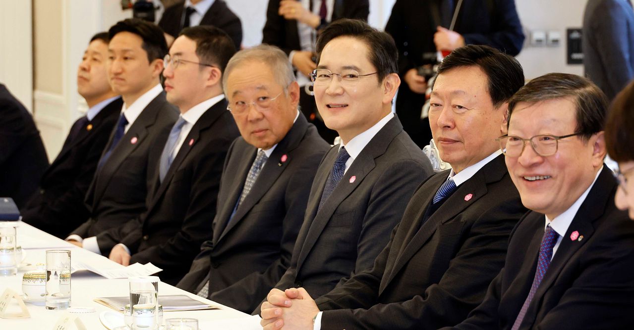 이재용 삼성전자 회장, 신동빈 롯데그룹 회장 등 기업인들이 4일 청와대에서 열린 청년일자리와 지방투자 확대를 위한 기업간담회에서 이재명 대통령을 기다리고 있다. [청와대사진기자단]