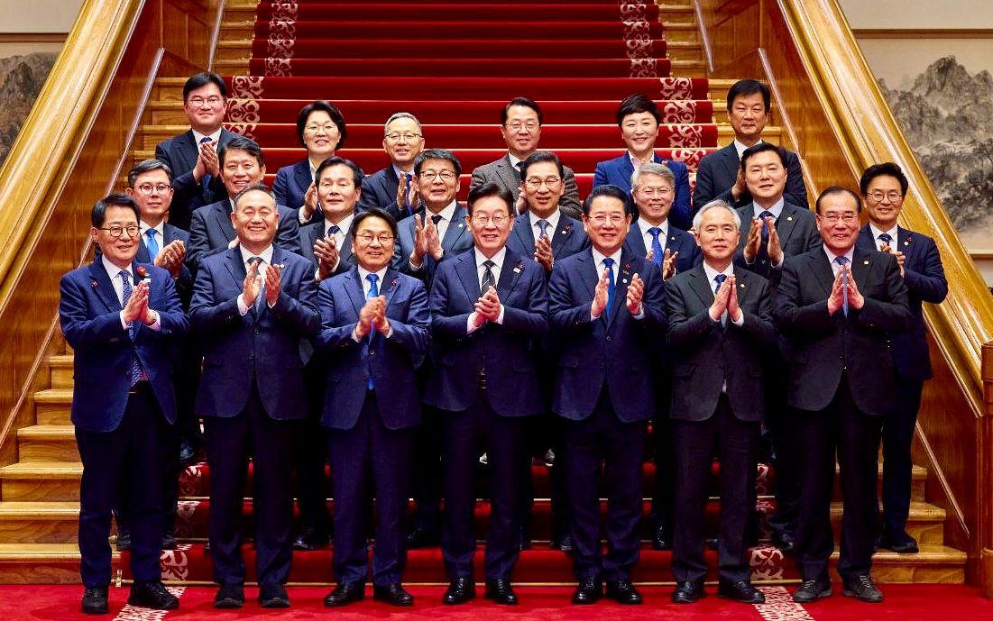 이재명 대통령이 지난달 9일 광주·전남 행정통합과 관련해 청와대 오찬 간담회에 참석한 강기정 광주시장과 김영록 전남지사, 지역 국회의원들과 함께 기념촬영을 하고 있다. 연합뉴스