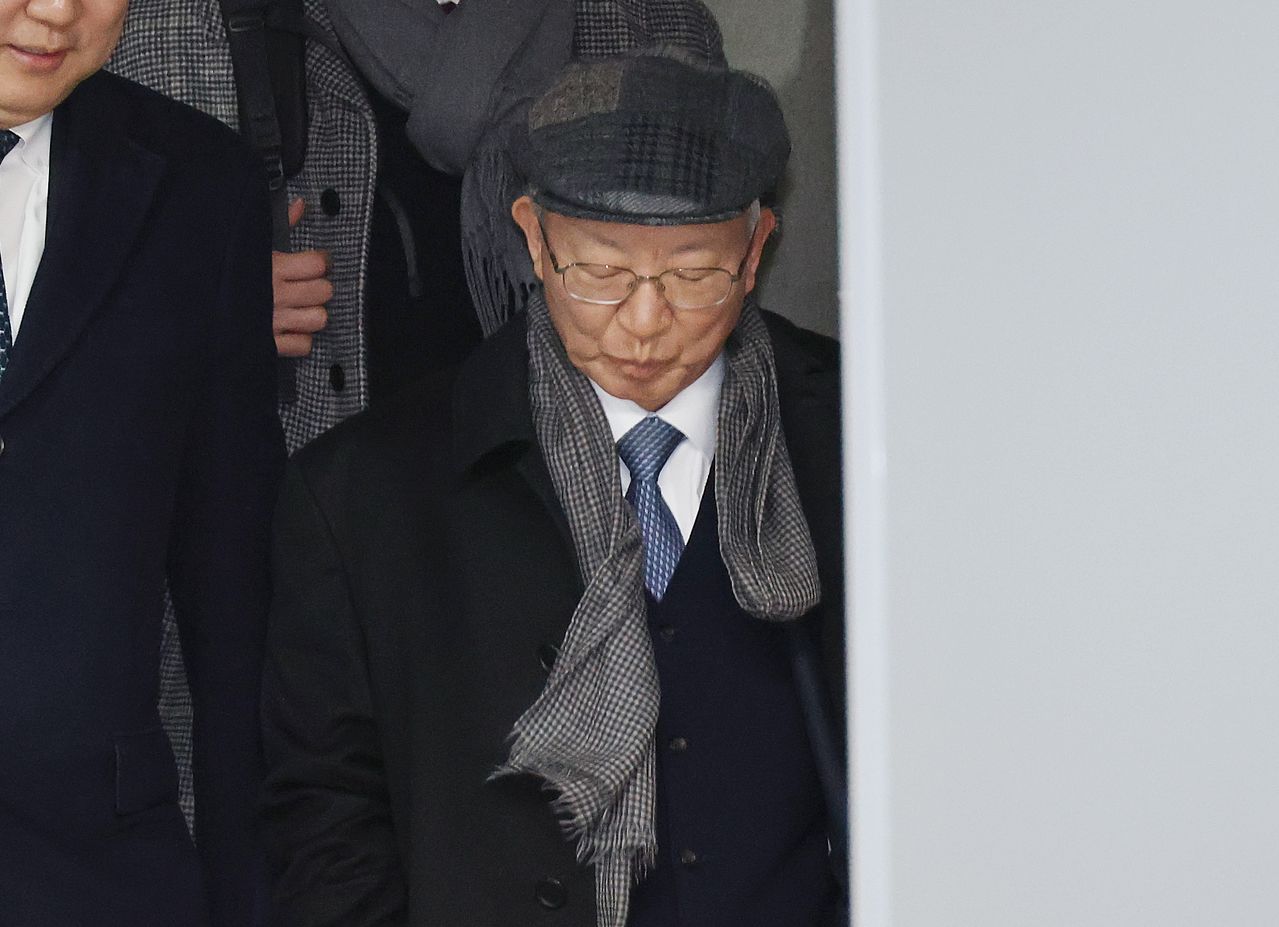 양승태 전 대법원장이 30일 서울 서초구 서울고등법원에서 열린 '사법농단 혐의' 2심 선고 공판에서 징역 6개월에 집행유예 1년을 선고 받은 후 법원 청사를 나서고 있다. 연합뉴스