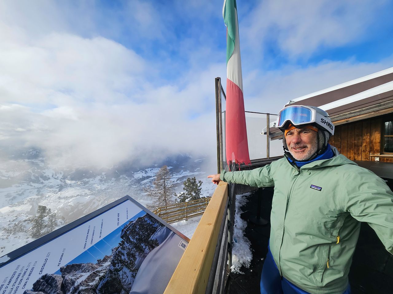 돌로미티 스키장 체험을 도와준 티지아노 치프리아노가 코르티나담페초 시내를 가리키며 이곳의 스키장 역사를 설명하고 있다. 고봉준 기자