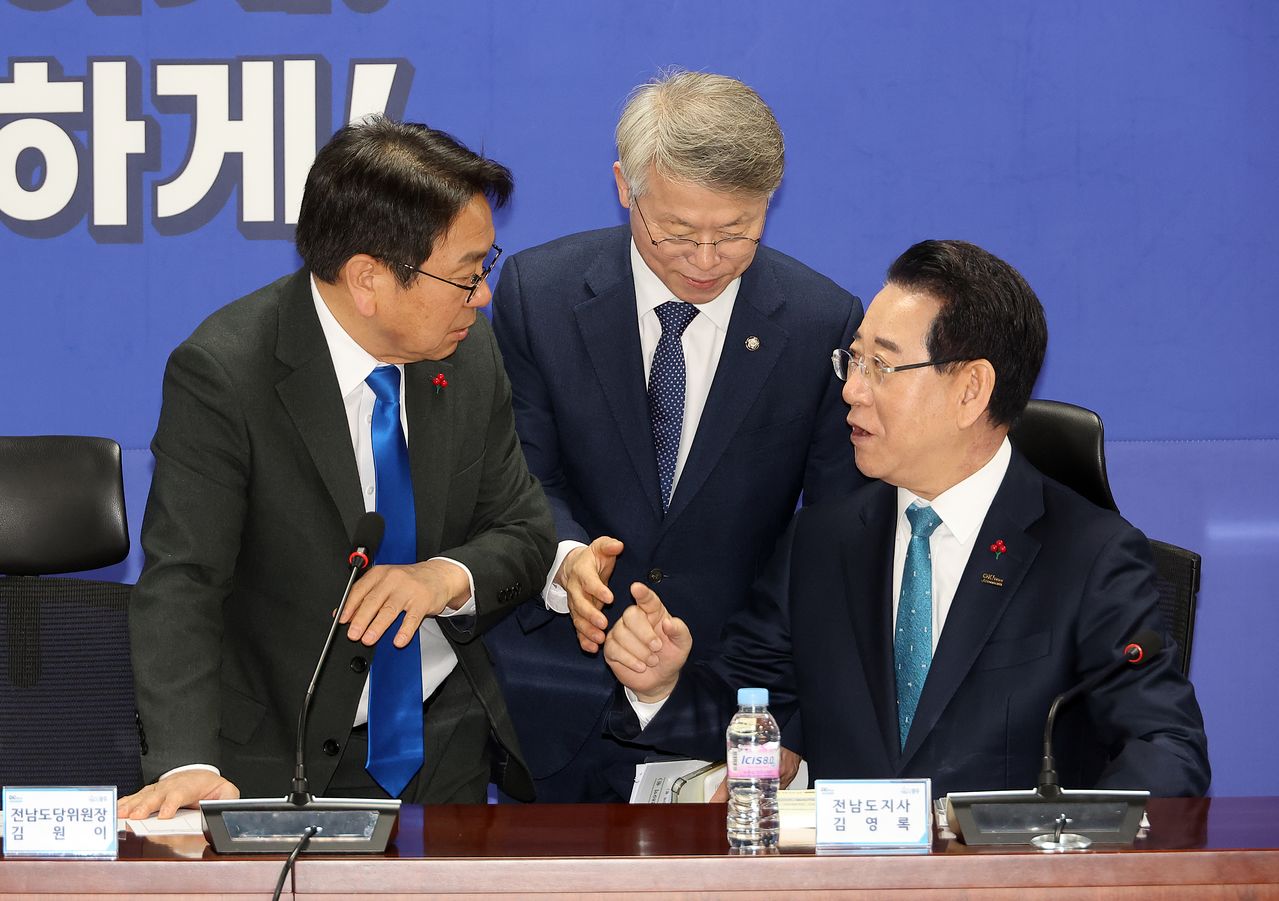 강기정 광주광역시장(왼쪽)과 김영록 전남도지사가 27일 국회 의원회관에서 열린 광주·전남 의원 조찬 간담회에 참석해 얘기를 나누고 있다. 연합뉴스