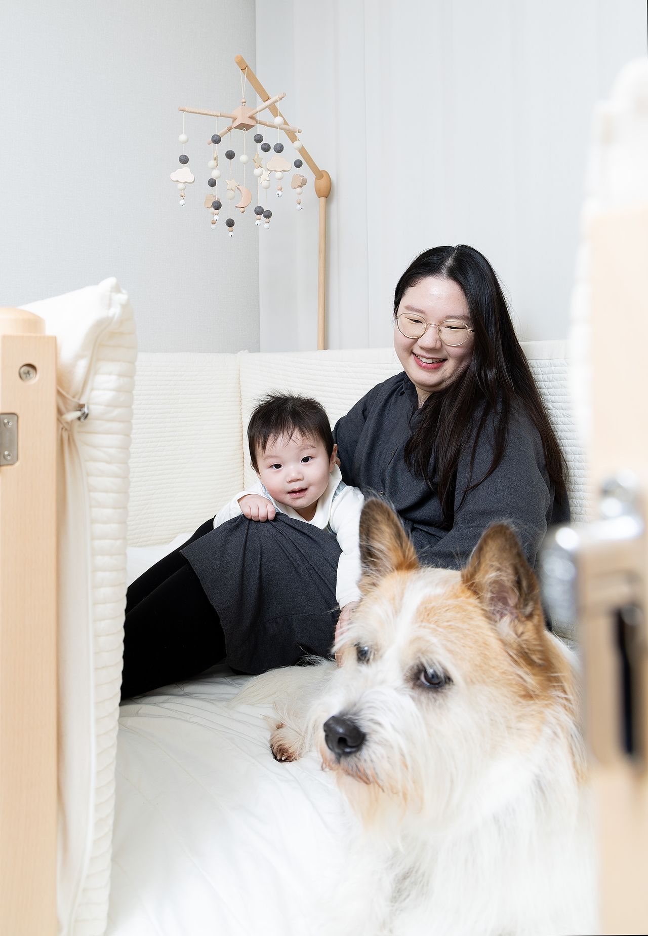 지난 2일 엄정혜씨가 아들 호수군, 반려견 콩이와 함께 있는 모습. 엄씨는 "콩이를 기르는 과정에서 헌신하고 애정을 줘보니, 아이를 키우는 것도 보람이 클 것이라 생각했다"고 했다. 우상조 기자