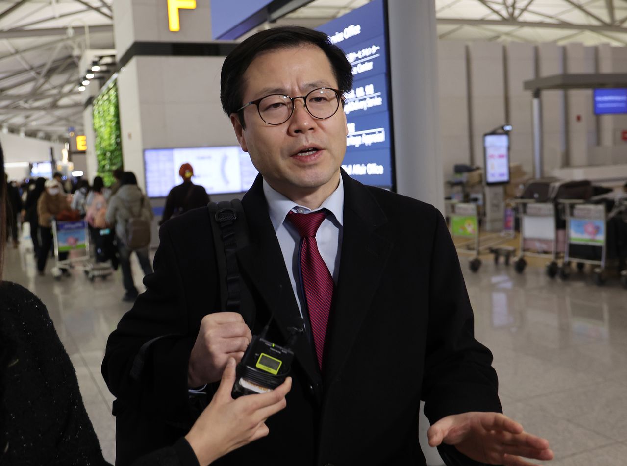 여한구 통상교섭본부장이 미국 측과 통상 현안 논의를 위해 지난달 29일 인천국제공항 1터미널을 통해 출국하고 있다. 연합뉴스