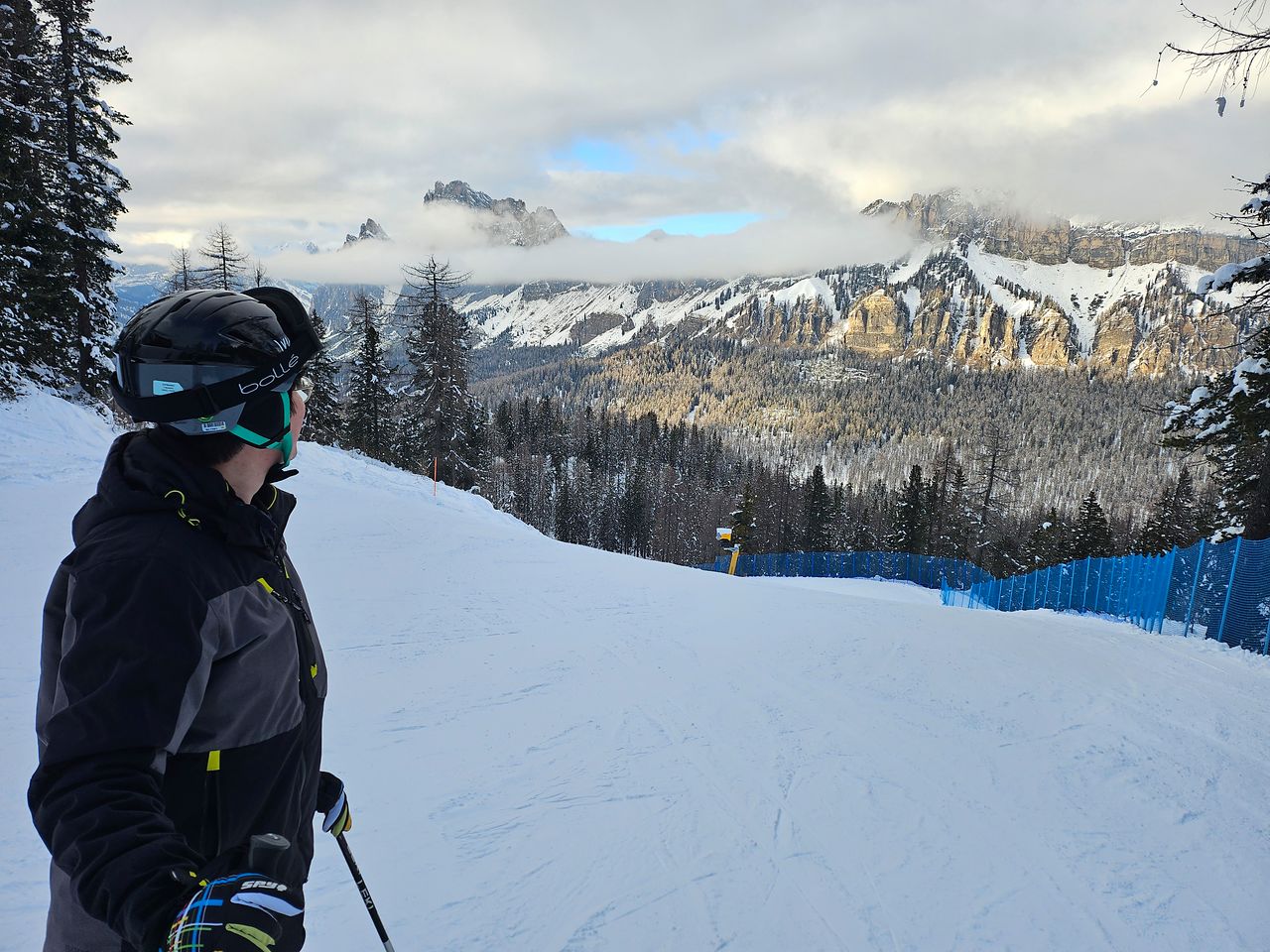 중앙일보 고봉준 기자가 2일 코르티나담페초 팔로리아 스키장에서 돌로미티를 바라보고 있다. 이곳 바로 옆 슬로프인 토파네에서 동계올림픽 스키 알파인 여자 경기가 열린다.