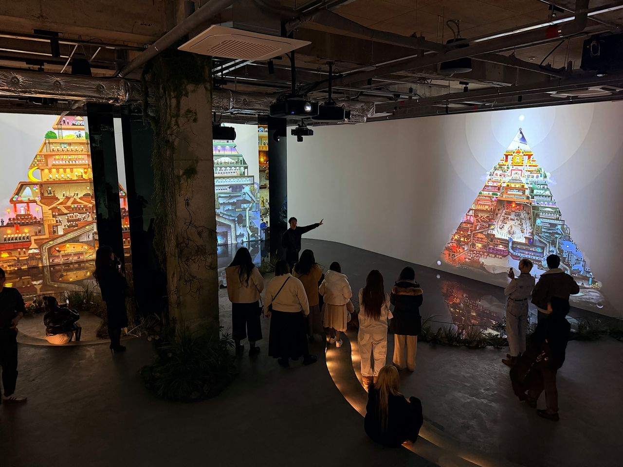 에릭 오 감독이 지난 1일 제주시 애월읍 복합문화공간 하우스오브레퓨즈에서 ‘감독과의 만남’ 프로그램을 진행하며 감품 '오페라'에 대해 설명하고 있다. 최충일 기자