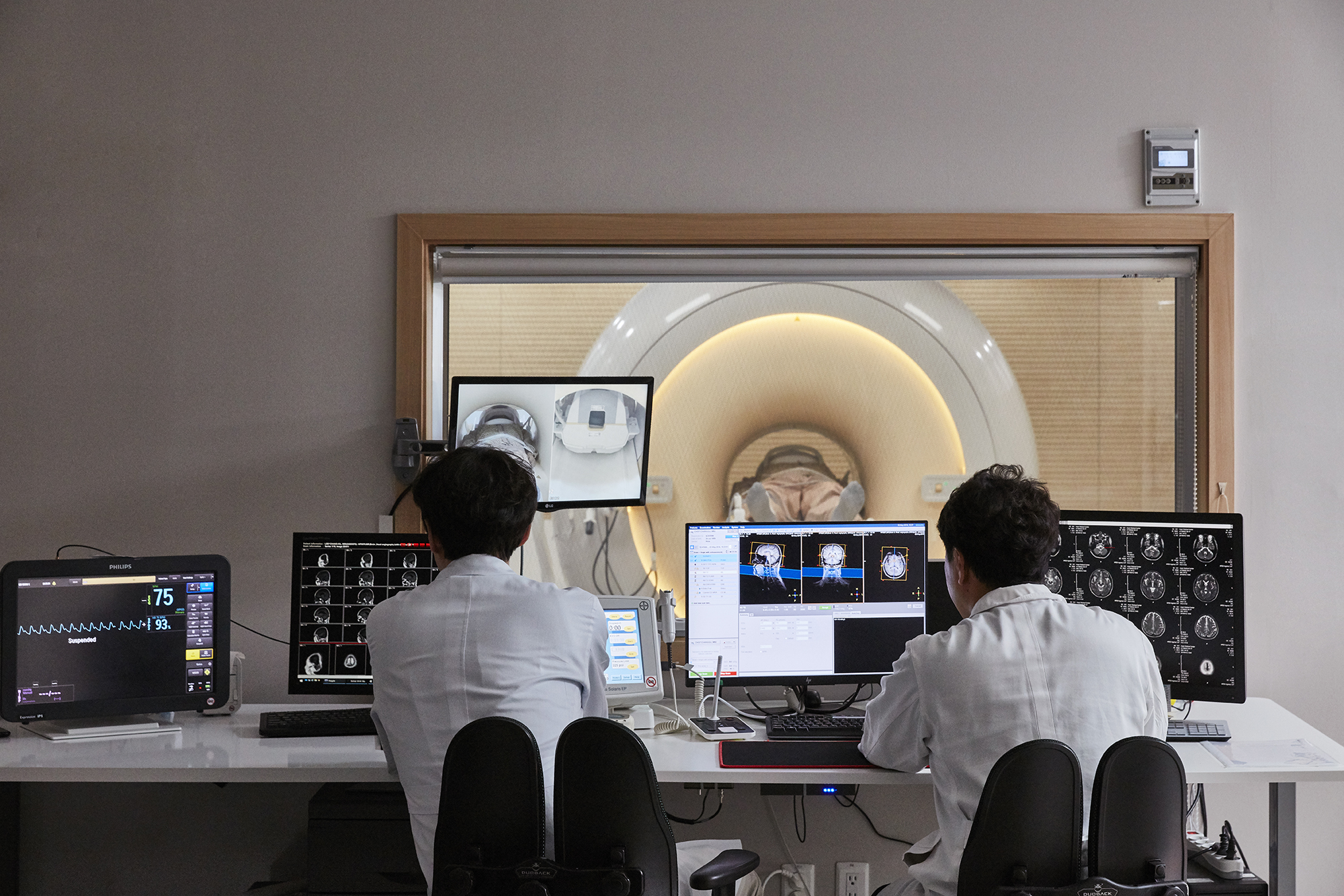 한 종합병원에서 의료진이 환자에게 뇌 MRI 검사를 진행하고 있다. 중앙포토