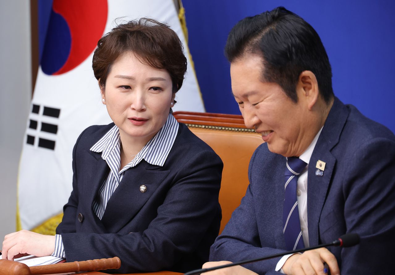 더불어민주당 정청래 대표와 이언주 최고위원이 4일 서울 여의도 국회에서 열린 최고위원회의에서 대화하고 있다. 연합뉴스