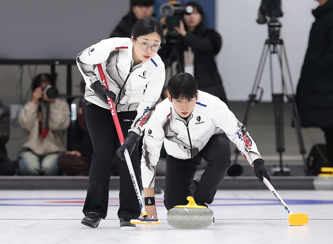 김선영(왼쪽)이 브룸을 잡고 정영석이 작전을 짜는 컬링 믹스더블은 5일 예선 1차전을 시작한다. 한국 선수단이 치르는 첫 경기라 주목도가 더 높다. [뉴스1]