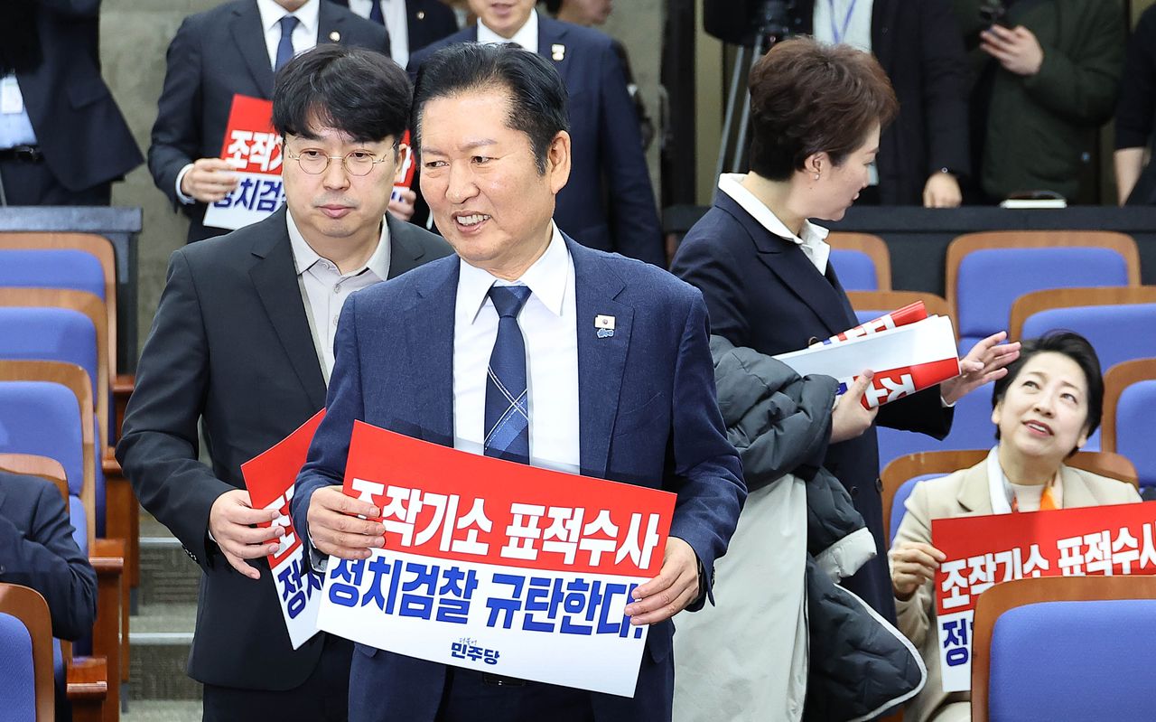 정청래 더불어민주당 대표(가운데)가 5일 오후 국회에서 열린 정책 의원총회에 참석하고 있다. 임현동 기자