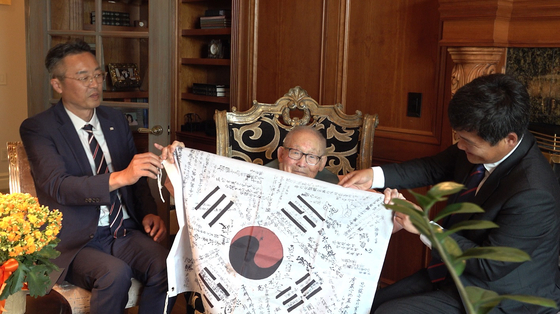 이하전 독립지사가 2024년 8월 9일(현지시간) 미국 캘리포니아주 새크라멘토 자택에서 중앙일보와 인터뷰하고 있다. 1921년 11월생인 이 지사는 4일 별세했다. 이 지사의 별세로 생존한 독립지사는 4명으로 줄었다. 새크라멘토=문진욱 기자