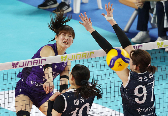 어깨 부상을 딛고 반등에 성공한 흥국생명 김다은(왼쪽). 연합뉴스