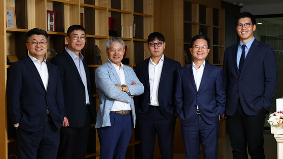 에셋플러스 강방천 설립자(왼쪽 셋째)와 이승우 상무, 정석훈 최고투자책임자(CIO), 강자인 이사, 창립 멤버인 양인찬 대표, 고태훈 이사(왼쪽부터). 김종호 기자  