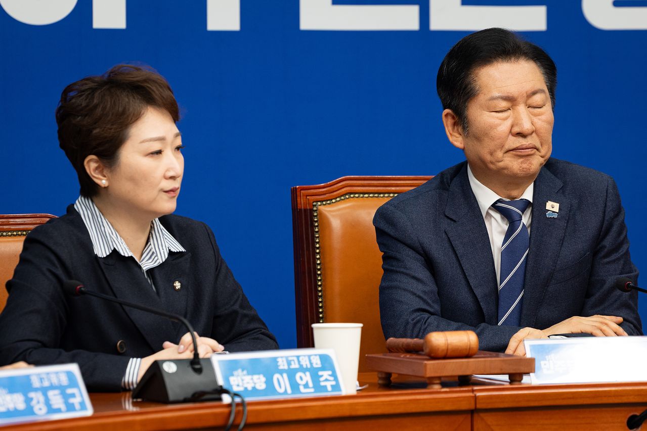 정청래 더불어민주당 대표와 이언주 최고위원이 4일 서울 여의도 국회에서 열린 최고위원회의에서 굳은 표정으로 황명선 최고위원의 발언을 듣고 있다. 뉴스1